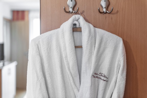 Bathrobe service for cure guests